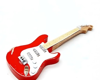 Miniatuur elektrische gitaar Fender Stratocaster Red Day6: schaal 1:12 – handgemaakte replica, verjaardagscadeau, muziekinstrumentenbureau en plankdisplay