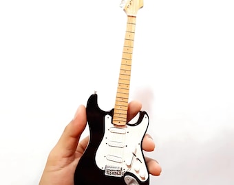 Guitarra Stratocaster en miniatura hecha a mano: madera de caoba, exhibición coleccionable