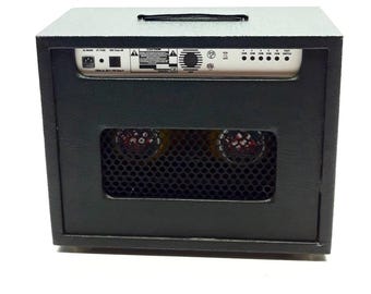 Miniaturowa replika wzmacniacza w stylu Fendera: akcesorium muzyczne, ekspozycja na półce