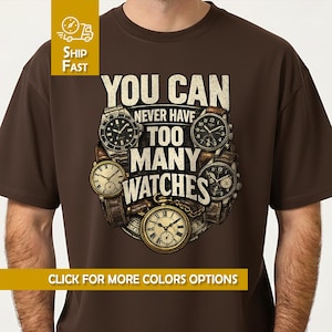 Può includere: Una maglietta marrone con la scritta "YOU CAN NEVER HAVE TOO MANY WATCHES" e immagini di vari orologi. La maglietta ha anche una grafica "SHIP FAST" e uno striscione "CLICK FOR MORE COLORS OPTIONS".