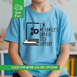 Peut inclure: T-shirt bleu clair avec l'inscription noire "I'M MY FAMILY'S UNPAID TECH SUPPORT". Le motif comprend un ordinateur portable et des engrenages. Le t-shirt est à manches courtes.
