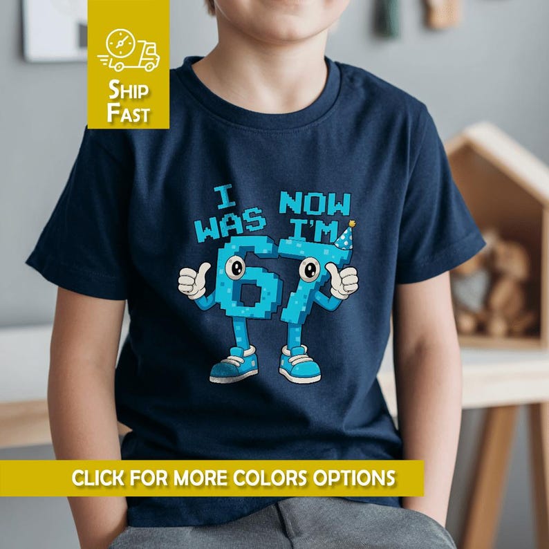 Pu&ograve; includere: T-shirt blu navy con la scritta "I WAS 67 NOW I'M" e una grafica a cartoni animati dei numeri 6 e 7. I numeri hanno occhi, braccia, gambe e scarpe. Il numero 7 indossa un cappello da festa. La maglietta ha anche uno striscione giallo con la scritta "CLICK FOR MORE COLORS OPTIONS".