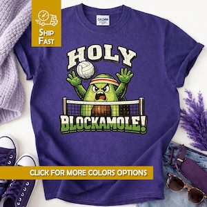 Könnte beinhalten: Lilafarbenes T-Shirt mit einer Grafik einer Avocado, die Volleyball spielt. Die Avocado hat ein rotes Stirnband und steht vor einem Netz. Der Text "HOLY BLOCKAMOLE!" steht über und unter der Avocado. Das Shirt hat auch den Text "CLICK FOR MORE COLORS OPTIONS".