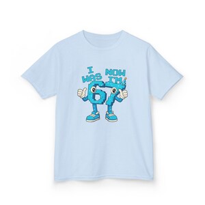 Pu&ograve; includere: T-shirt azzurra con una grafica a cartoni animati del numero 67, con braccia, gambe e scarpe. Il testo "I WAS 67 NOW I'M" &egrave; sopra il numero. Un divertente regalo di compleanno o traguardo.