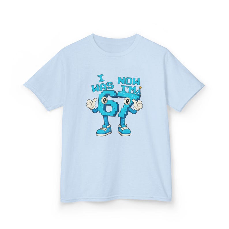 Pu&ograve; includere: T-shirt azzurra con una grafica a cartoni animati del numero 67, con braccia, gambe e scarpe. Il testo "I WAS 67 NOW I'M" &egrave; sopra il numero. Un divertente regalo di compleanno o traguardo.