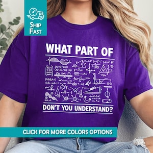 Puede incluir: Una camiseta morada con texto blanco y ecuaciones matemáticas. El texto dice "WHAT PART OF DON'T YOU UNDERSTAND?" y "CLICK FOR MORE COLORS OPTIONS". La camiseta también tiene un gráfico de "SHIP FAST".