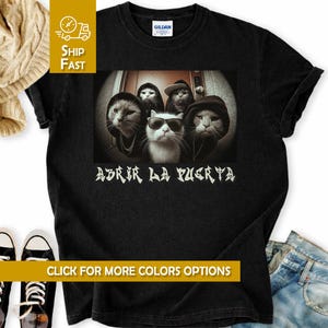 Abrir La Puerta Cat 90s Gang Shirt Funny Retro Kitty Meme Tee Vintage Street Cats Spanish Humor Graphic Sarcastic Latino Kitten Lover Gift