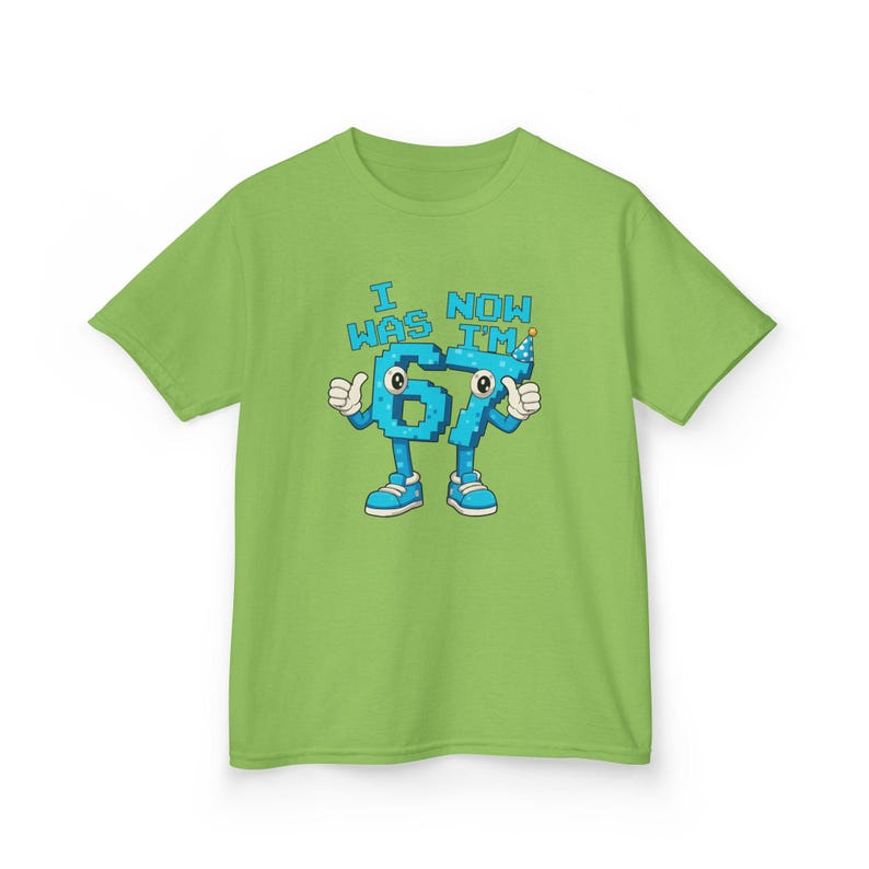 Pu&ograve; includere: T-shirt verde lime con la scritta "I WAS 67 NOW I'M" e il numero 67 disegnato come un personaggio dei cartoni animati. Il numero &egrave; blu con dettagli bianchi, pollice in su e un cappello da festa.