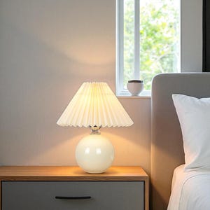 Handgefertigte Keramik Tischlampe: Plissee Stoffschirm, Warmes Licht