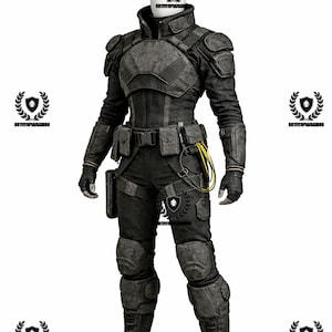 Puede incluir: Imagen de cuerpo entero de un atuendo táctico negro. El atuendo incluye una chaqueta con hombreras, pantalones con rodilleras, guantes y botas de combate. El atuendo tiene múltiples bolsillos y bolsas. Una cabeza de maniquí está en la parte superior. El atuendo está diseñado para la protección.