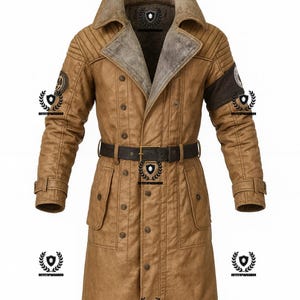 Könnte beinhalten: Ein brauner Ledertrenchcoat mit breitem Kragen und schwarzem Gürtel. Der Mantel hat mehrere Knöpfe, Taschen und einen Aufnäher am Oberarm. Die Länge des Mantels beträgt ca. 127 cm.