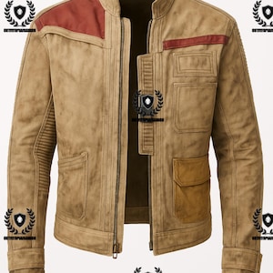 Könnte beinhalten: Hellbraune Lederjacke mit Stehkragen, Reißverschluss und mehreren Taschen. Die Jacke hat rote Akzente an Schultern und Brust. Die Jacke hat ein robustes, abgenutztes Aussehen.