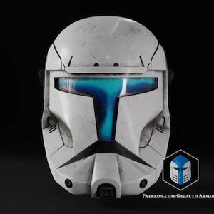 Puede incluir: Un casco táctico blanco con acabado desgastado, que presenta una visera azul horizontal ancha y un diseño de placa frontal en forma de T negra. El casco incluye ranuras de ventilación en los laterales y un pequeño logotipo con el texto PATREON.COM/GALACTICARMORY.