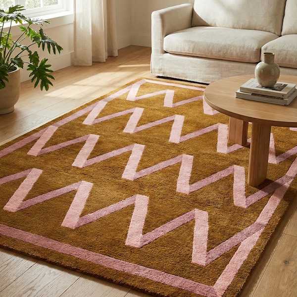Alfombra geométrica tejida a mano con estampado en zigzag en marrón y rosa. Moderna alfombra abstracta hecha a mano para sala de estar, dormitorio y decoración del hogar.