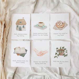 Puede incluir: Seis tarjetas rectangulares blancas con ilustraciones en acuarela y texto. Las tarjetas muestran una casa, una taza de café sobre un libro, un rollo de canela, un libro abierto, dos manos entrelazadas y una planta en maceta con oraciones.