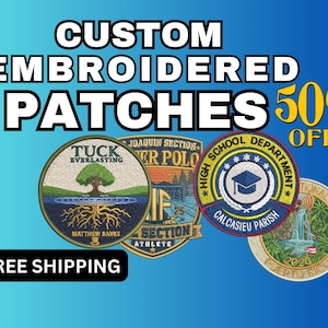 Puede incluir: Una colección de cuatro parches bordados de formas circulares y de escudo con varios diseños, incluyendo un árbol con raíces, un emblema de waterpolo, un logo de birrete de graduación y una escena de bosque tropical con el texto Puerto Rico 2026.