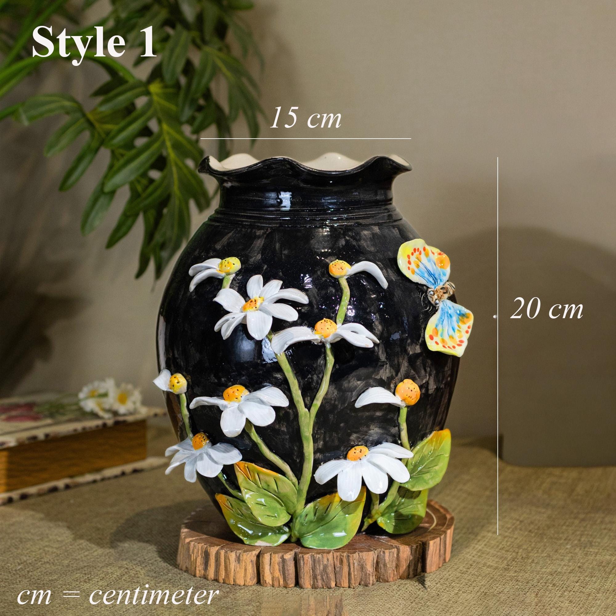 手作りの黒陶器の花瓶：花のエンボス加工が施された陶器 - Etsy 日本
