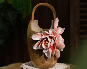 Handgemaakte rustieke keramische vaas: bloemdessin met reliëf, sculpturaal decor