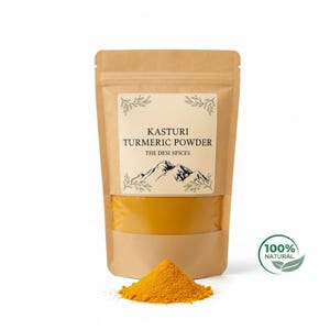 Puede incluir: Una bolsa de papel marrón de polvo de cúrcuma Kasturi de The Desi Spices. La bolsa tiene una ventana transparente que muestra el polvo amarillo brillante en su interior. Un pequeño montón de polvo de cúrcuma está delante de la bolsa. Las palabras "100% Natural" están impresas en una etiqueta verde y blanca.