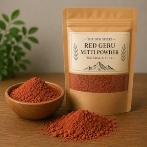 Könnte beinhalten: Eine Holzschale und ein kleiner Haufen rotes Geru Mitti-Pulver liegen neben einem Kraftpapierbeutel, der mit demselben Pulver gefüllt ist. Der Beutel trägt ein Etikett mit der Aufschrift "Red Geru Mitti Powder (Natural & Pure)" mit einer Bergillustration.