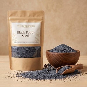 Puede incluir: Una bolsa de papel marrón etiquetada como The Desi Spices Black Poppy Seeds con un peso neto de 250g, acompañada de un cuenco de madera lleno de semillas de amapola negras y una pequeña cuchara de madera sobre semillas esparcidas.