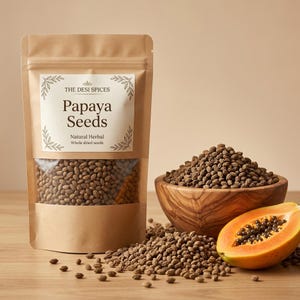 Pode incluir: Uma bolsa de papel castanho com o rótulo THE DESI SPICES Papaya Seeds Natural Herbal Whole dried seeds, cheia de pequenas sementes castanho-escuras. Ao lado, uma taça de madeira com as mesmas sementes e uma papaia cortada ao meio.