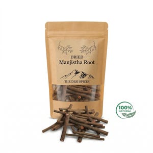Könnte beinhalten: Ein Kraftpapierbeutel gefüllt mit getrockneter Manjistha-Wurzel, mit einem Haufen der Wurzelstücke davor. Der Beutel hat ein Etikett mit dem Text "Dried Manjistha Root" und "The Desi Spices". Ein grüner Kreis mit dem Text "100% Natural" befindet sich rechts.