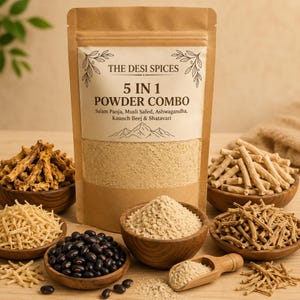 以下が含まれることがあります： 「THE DESI SPICES」の「5 IN 1 POWDER COMBO」と書かれた茶色の紙袋。Salam Panja、Musli Safed、Ashwagandha、Kaunch Beej、Shatavariなどの材料が含まれています。ハーブやスパイスが入った小さな木製のボウルが袋を囲んでいます。