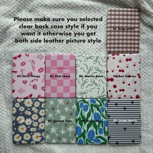 Puede incluir: Una colecci&oacute;n de fundas para tel&eacute;fonos con dise&ntilde;os. Los dise&ntilde;os incluyen cuadros beige, cuadros rosas, cerezas rojas, tulipanes azules y corazones a rayas. El texto en las fundas dice "Girlie Thingy" y "I'm All Booked". La imagen tambi&eacute;n incluye el texto: "Aseg&uacute;rese de haber seleccionado el estilo de funda trasera transparente si lo desea, de lo contrario obtendr&aacute; el estilo de imagen de cuero en ambos lados."