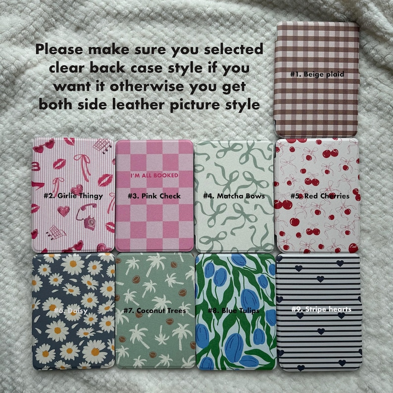 Puede incluir: Una colecci&oacute;n de fundas para tel&eacute;fonos con dise&ntilde;os. Los dise&ntilde;os incluyen cuadros beige, cuadros rosas, cerezas rojas, tulipanes azules y corazones a rayas. El texto en las fundas dice "Girlie Thingy" y "I'm All Booked". La imagen tambi&eacute;n incluye el texto: "Aseg&uacute;rese de haber seleccionado el estilo de funda trasera transparente si lo desea, de lo contrario obtendr&aacute; el estilo de imagen de cuero en ambos lados."