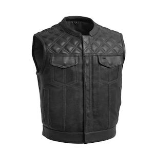 Könnte beinhalten: Schwarze Lederweste mit einem Steppmuster auf den Schultern und zwei Vordertaschen. Die Weste hat einen runden Kragen und einen geraden Saum. Ein klassischer Stil, geeignet für verschiedene Anlässe.