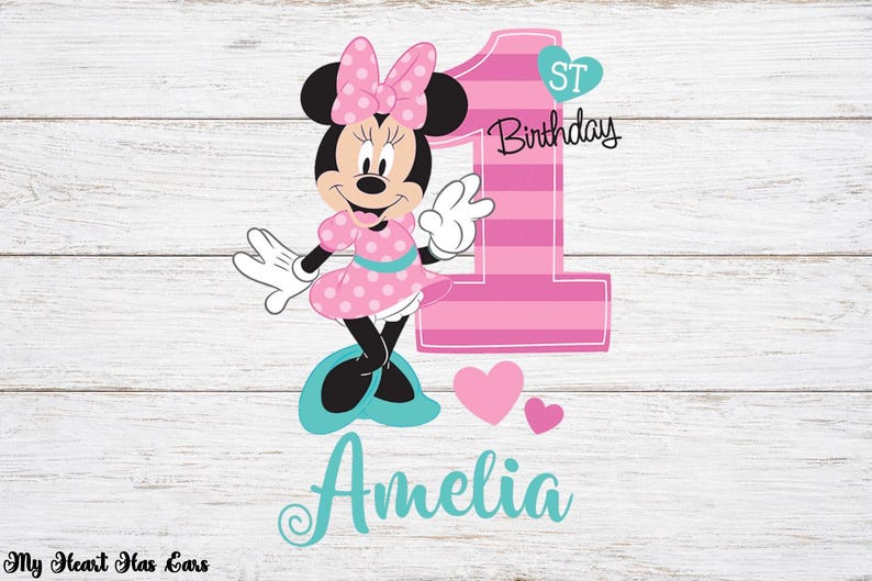 K&ouml;nnte beinhalten: Eine rosa und t&uuml;rkisfarbene Grafik zum ersten Geburtstag. Minnie Mouse tr&auml;gt ein rosa gepunktetes Kleid und eine Schleife. Die Zahl eins ist rosa mit Streifen. Der Name "Amelia" ist t&uuml;rkis geschrieben.