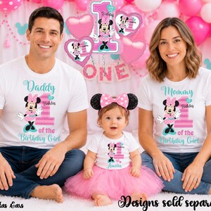 K&ouml;nnte beinhalten: Familien-Geburtstags-T-Shirts mit Minnie Maus. Die Shirts sind wei&szlig; mit einem Minnie Maus-Motiv, der Zahl 1 und Text. Das Baby tr&auml;gt einen rosa T&uuml;llrock und ein Minnie Maus-Stirnband. Rosa und wei&szlig;e Luftballons schm&uuml;cken den Hintergrund.