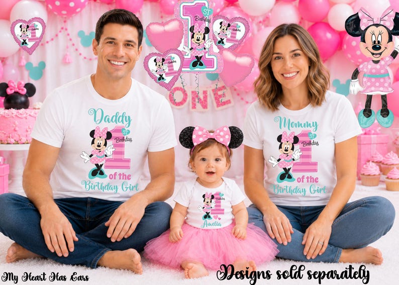 K&ouml;nnte beinhalten: Familien-Geburtstags-T-Shirts mit Minnie Maus. Die Shirts sind wei&szlig; mit einem Minnie Maus-Motiv, der Zahl 1 und Text. Das Baby tr&auml;gt einen rosa T&uuml;llrock und ein Minnie Maus-Stirnband. Rosa und wei&szlig;e Luftballons schm&uuml;cken den Hintergrund.