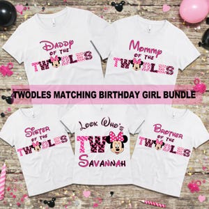 Pode incluir: Camisetas brancas com texto rosa e preto e gráficos da Minnie Mouse. As camisas dizem "Daddy of the Twodles", "Mommy of the Twodles", "Sister of the Twodles", "Look Who's Two Savannah" e "Brother of the Twodles".