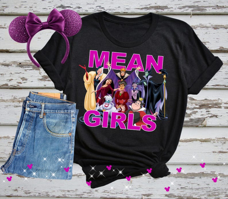 K&ouml;nnte beinhalten: Schwarzes T-Shirt mit dem pinkfarbenen Schriftzug "MEAN GIRLS" und Cartoon-Illustrationen von Disney-B&ouml;sewichten. Enth&auml;lt eine blaue Jeans und ein lilafarbenes Minnie Mouse-Ohren-Stirnband.