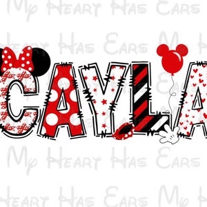 以下が含まれることがあります： 「CAYLA」という名前のグラフィックデザイン。文字は赤、黒、白のドット、星、ハート、ストライプで装飾されています。ミッキーマウスの風船と手袋が含まれています。