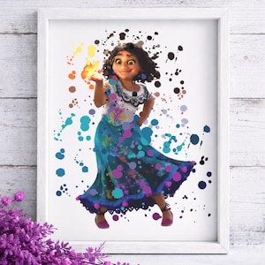 Può includere: Stampa incorniciata con Mirabel di Encanto, con uno sfondo di spruzzi colorati. Mirabel è raffigurata con un abito vivace, che tiene in mano un oggetto luminoso. La stampa include il testo "Encanto ~ Mirabel" e "My Heart Has Ears".