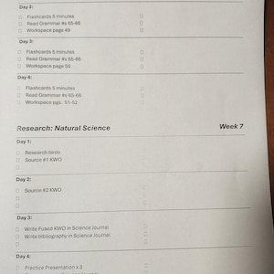 Puede incluir: Un papel blanco con un horario escolar semanal. El horario está dividido en dos secciones: Gramática: Latín e Investigación: Ciencias Naturales. Cada sección enumera las tareas diarias con casillas de verificación.