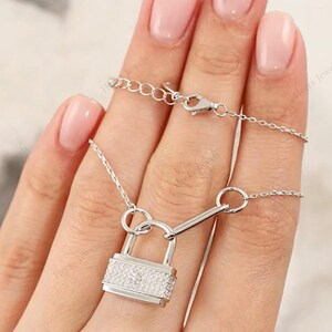 Diamanten ketting met hangslot (0,20 kt) • 55 ronde laboratoriumdiamanten • Op slot geïnspireerde hanger • Massief goud en zilver • Sierlijke statement-sieraden