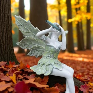 Statua da giardino fatato a forma di flauto: stravagante decorazione da esterno in stile cottagecore