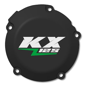 Peut inclure: Couvercle de moteur de moto noir avec les lettres blanches "KX" et le numéro "125" en blanc et vert. Le couvercle est rond avec plusieurs trous de boulons sur le bord.