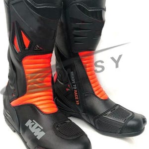 Botas de piel de vacuno KTM Racing para moto con homologación CE. Disponibles en todos los colores y tallas.