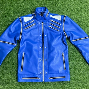 Può includere: Giacca in pelle blu brillante con multiple cerniere argentate e colletto alto. La giacca presenta inserti in mesh bianco sulle spalle e una vestibilità classica e su misura. Questo elegante capospalla è perfetto per un look audace.