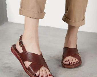 Leren sandalen voor dames Verkrijgbaar in twee kleuren, handgemaakt op bestelling Gemakkelijk te dragen platte zomersandalen met bandjes