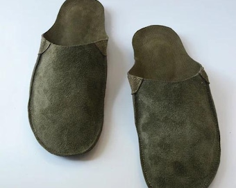 Handgemaakte suède pantoffels – olijfgroene huisschoenen – minimalistische indoormuiltjes heren en dames – natuurlijk volnerf leer
