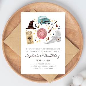 Puede incluir: Una invitación de cumpleaños caprichosa con ilustraciones de un sombrero seleccionador, un coche azul, una snitch dorada, un pastel rosa con el texto "Happy Birthday Harry", una escoba y un búho blanco. La invitación es para el 6º cumpleaños de Sophie.