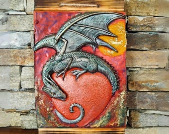 Dipinto a encausto del cuore del drago su legno bruciato: arte mistica di protezione per amore e trasformazione