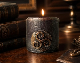 Il flusso eterno, candela triskele per lo studio a mezzanotte, decorazione per biblioteca dark academia, artefatto profumato del movimento