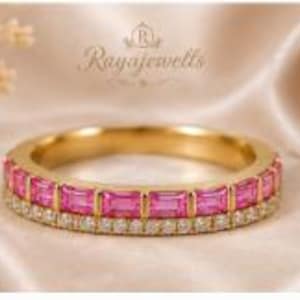 Peut inclure: Une bague en or composée d'une rangée de pierres roses rectangulaires serties horizontalement et d'une rangée parallèle de petites pierres blanches rondes. Le texte Rayajewells est visible au-dessus. Le design présente deux couches.
